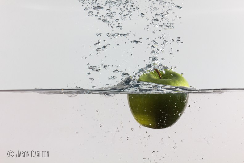 photo green apple splash water